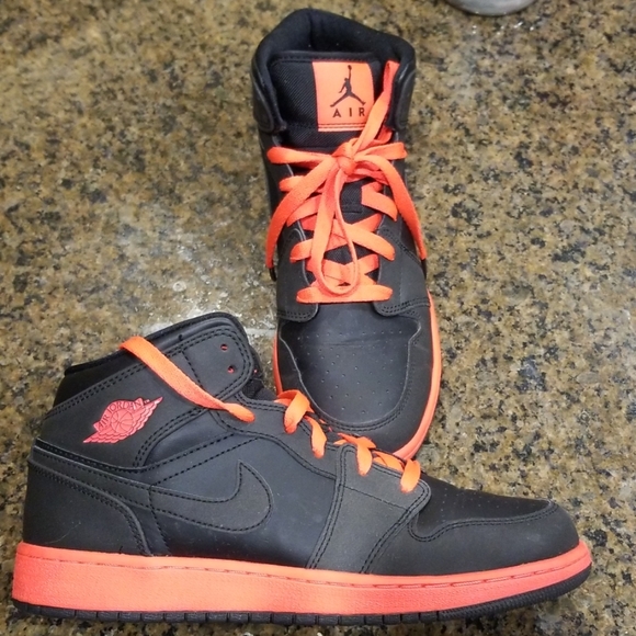 Sneakers - Picture 2 of 6